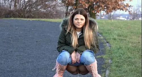 Broad Daylight Got2Pee lovely brunette