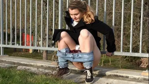 Both Hands Gloria crouches Got2Pee 2018