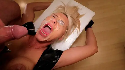 Die perverse Latex-Fick Piss