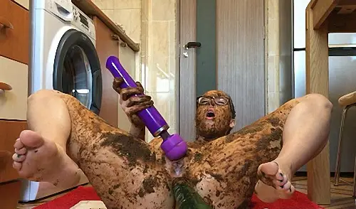 EllaGilbert – Extreme Body and Face Smearing