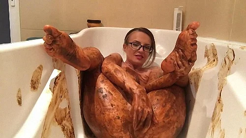 JosslynKane – Smearing in bathtub