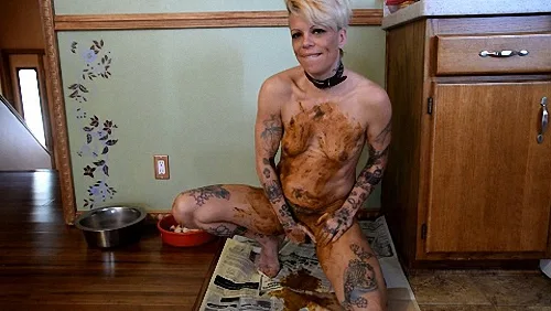 Juicy Julia – Pet Slut Takes a Shit
