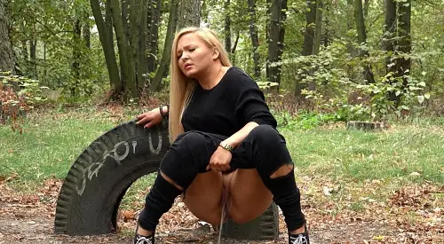Got2Pee 2018 Long-Time Pissing Blonde In The Woods