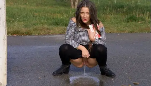 Nicolette Outdoor Piss