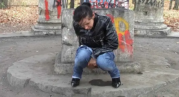 Pissing Outdoor Girls pissing in public, HD 2019