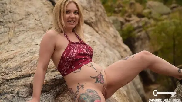 Kaiia Eve – Best friends pee it smells like piss
