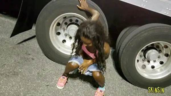 Skinsin – Truck stop public peeing