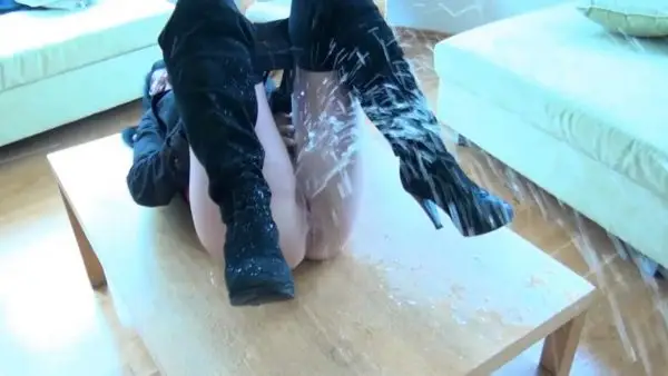Caroline – Pissing pissing in public, HD 2019