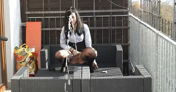 Power-Pissing – Annie pissing in public, HD 2019
