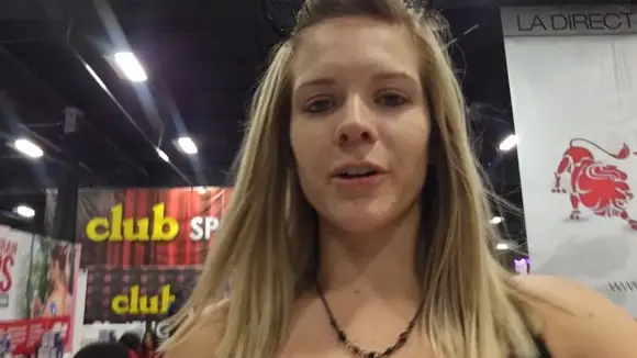 CandieCane – Exxxotica New Jersey convention pee
