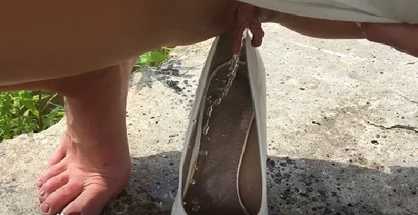 ClaudiaMacc – Peeing on her Feet