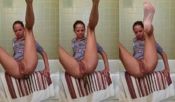FoxyJ – Me taking a HUGE shit off the side of the tub