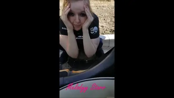 Melodyy Star – Peeing on the Side of the Road