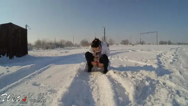 Wet Kelly – Pee despertion in the snow