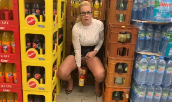 Mega extreme bold in the chips can pissed in the supermarket