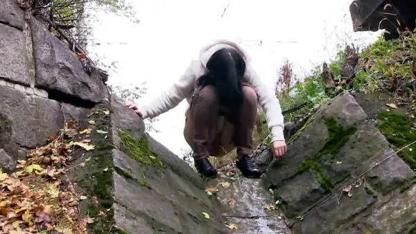 Annie – Pissing Outdoor
