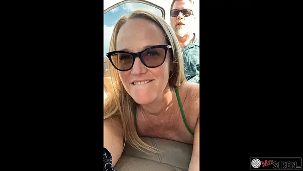 Dee Siren – Pissing And Fucking Next To The Highway