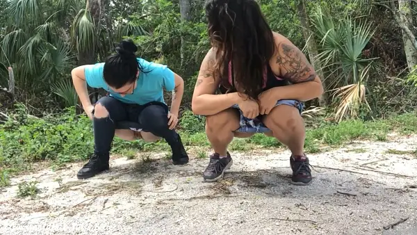 Ellieshae chugging – peeing outside w ellieboulder