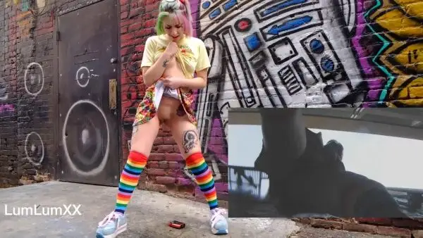 lumlumxx – Public Peeing