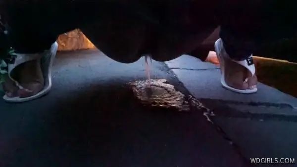 Daniela – pissing in street pissing in public, HD 2020