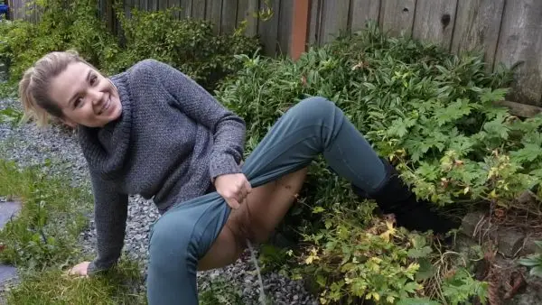 Caireen Fetish – Does the neighbour hear me pee