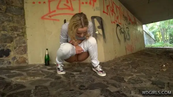 Victoria – Blonde drunk girl pissing in public, HD 2020