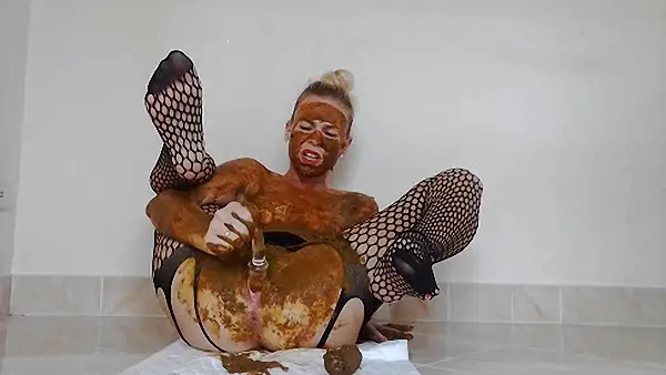 Giant Poo – Scat Pussy Play – Face Smear – Fishnets