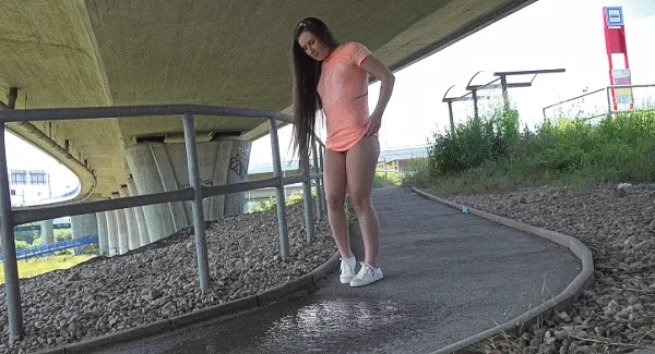 Lara Fox shows off her pussy while pissing outside