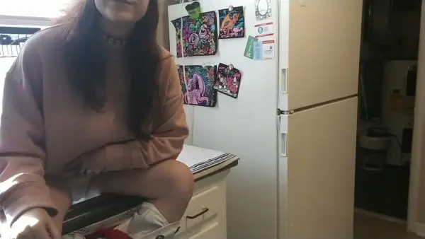 LilRedVelvettt – Peeing for Daddy