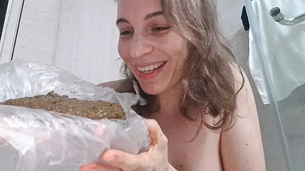 LittleMissKinky – My first time of eating Shit