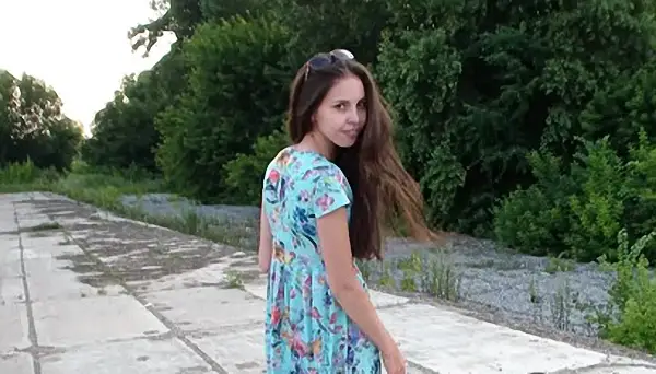 PooAlina – Summer – Alina walks and powerfully farts and shitting