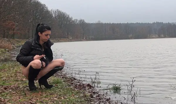 Annie on the shore pissing in public, HD 2020