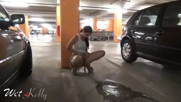 Wet Kelly – Pee in the parking lot