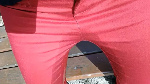 RavenBigAss pee pants