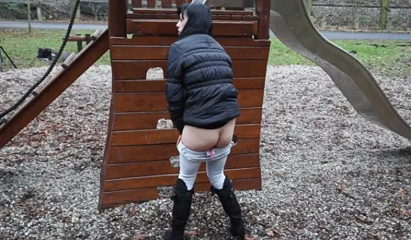 Annie – Shitting on the playground