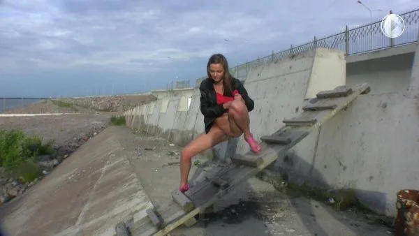 Oopsmodels – pissing girl