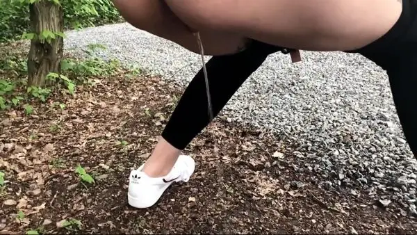 Sina Valentini – mein 1 pissvideo outdoor