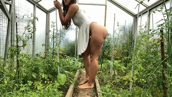 xXxLindaInTheAlpsxXx – Peeing and Squirting a lot in shared Garden