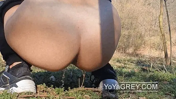 JUST A TALL GIRL PISSING AND FLASHING OUTDOORS – YOYA GREY