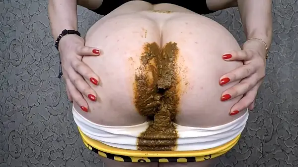 janet – Farting and Pooping in Yellow Shorts
