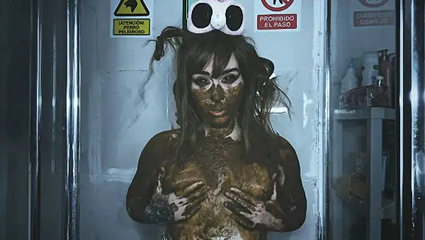 DirtyBetty – Do you poop in the shower