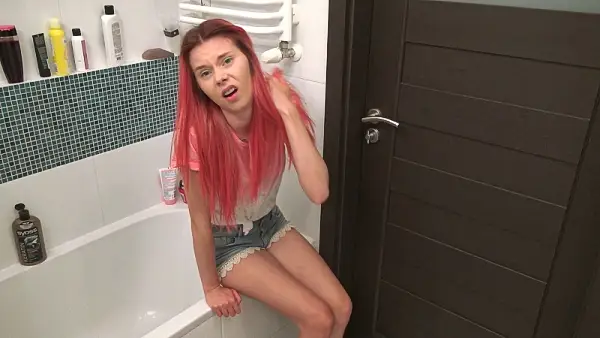 HotDirtyIvone – Im Holding Pee Too Long