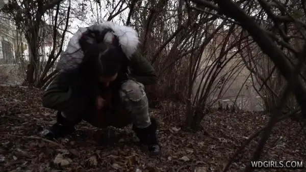 Sara – Drunk girl piss winter