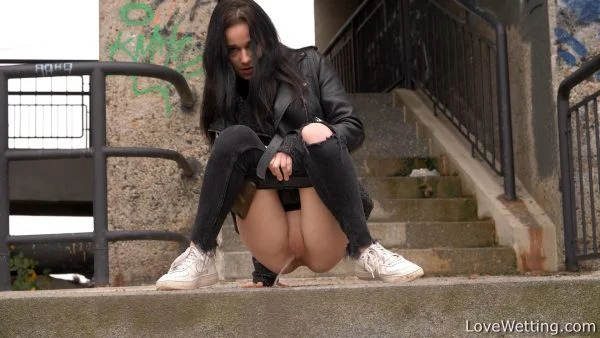 Elizabeth – Piss girl