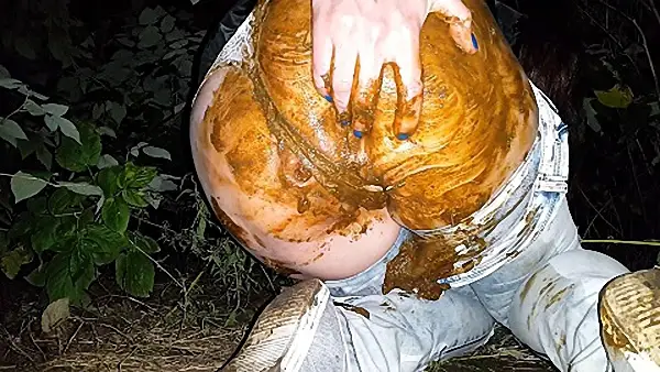 AnnaCoprofield – Quick shit in jeans at night