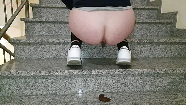 Versauteschnukkis – Pooped into the public stairwell