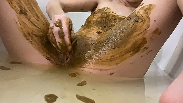 p00girl – I poop in the bath smear myself during menstruation