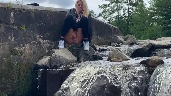 ClaudiaMacc7 – OUTDOOR PEE