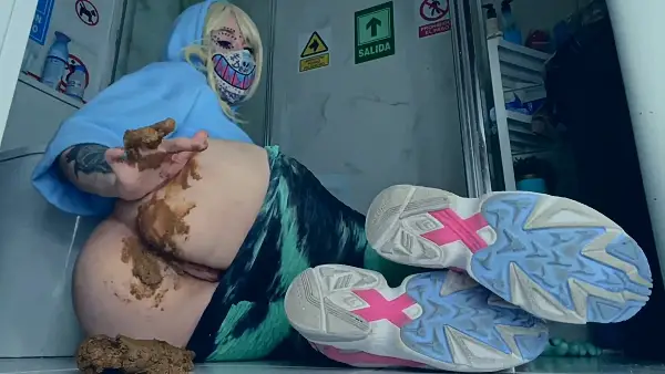 DirtyBetty – Her Triple Pooping is OP