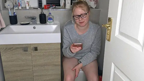 PooGirlSofia – Talking on the toilet whilst shitting